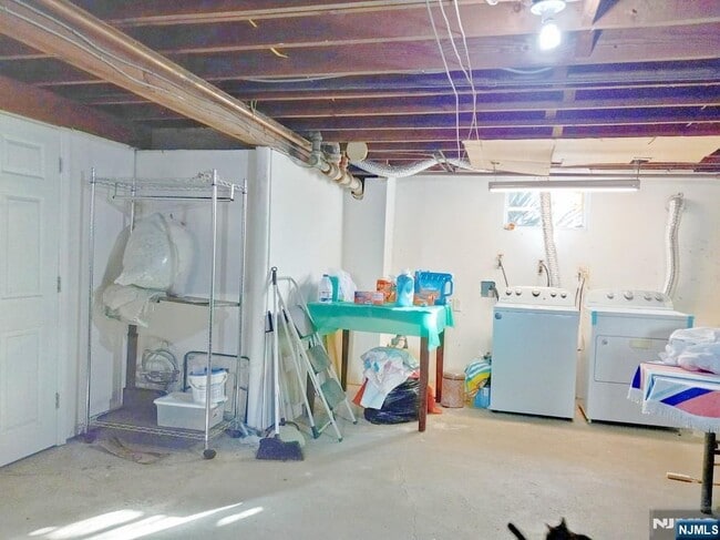 Building Photo - 39 N Vivyen St