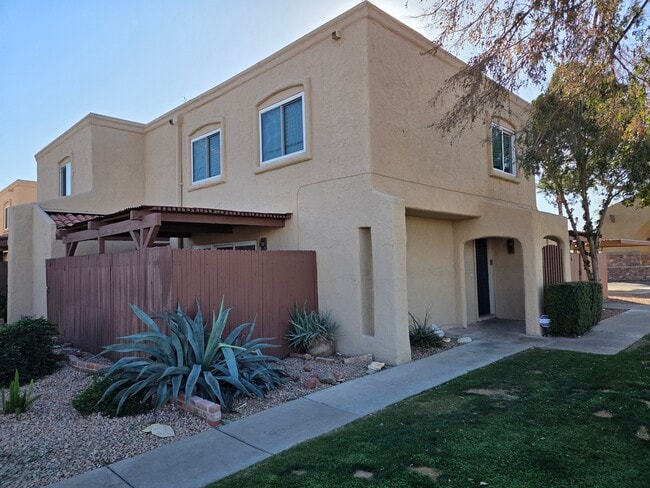 Building Photo - 1005 E Northern Ave