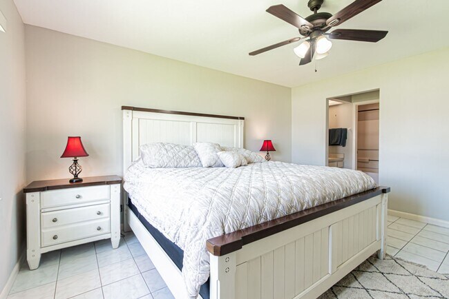 Building Photo - Fully Furnished Naples Condo- Available for Annual Rental Starting April