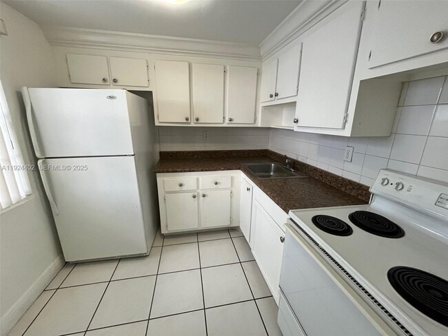 Building Photo - 9460 Fontainebleau Blvd