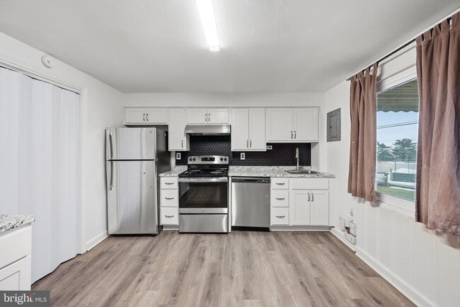 Building Photo - 7911 Bank St