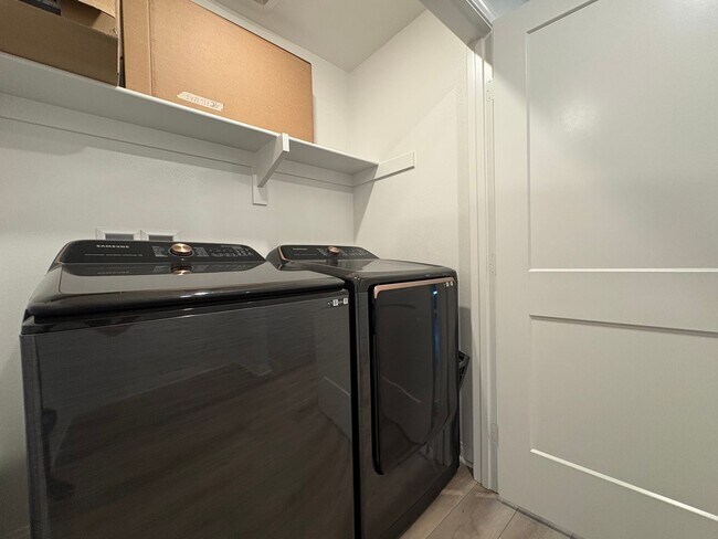 Building Photo - Modern Turn-Key Three-Story Townhome