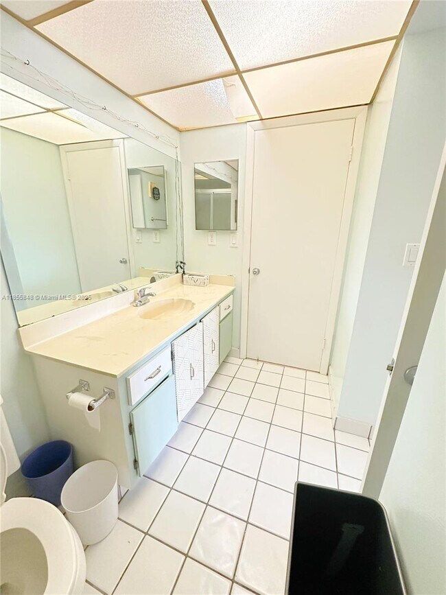 Building Photo - 240 Lakeview Dr
