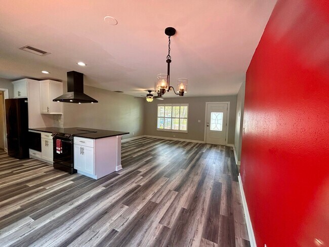 Building Photo - 316 NW Avens St