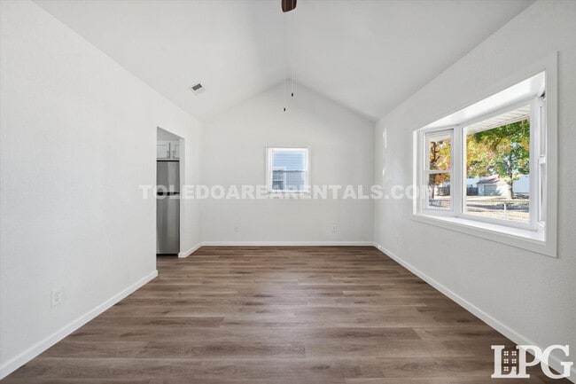Building Photo - 433 Mayfair Blvd