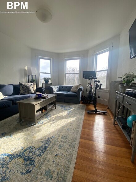 Building Photo - 28 Pond St