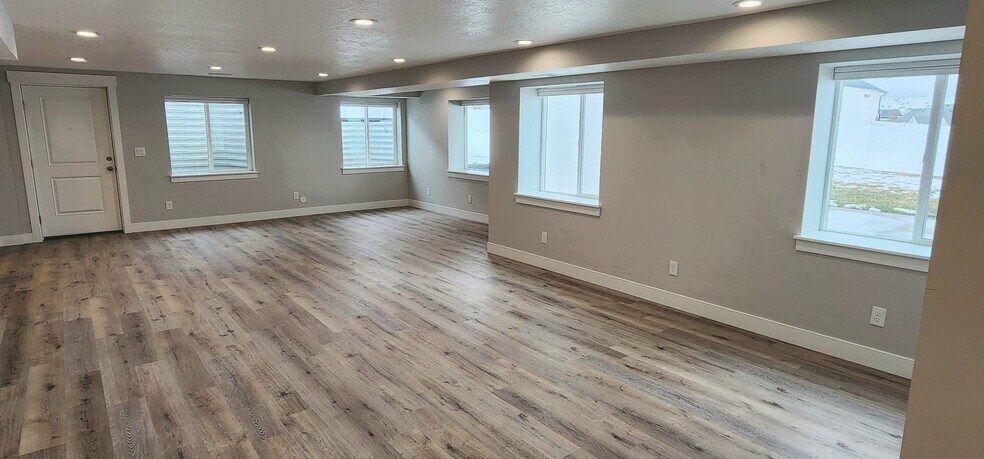 Building Photo - 1552 S 210 W