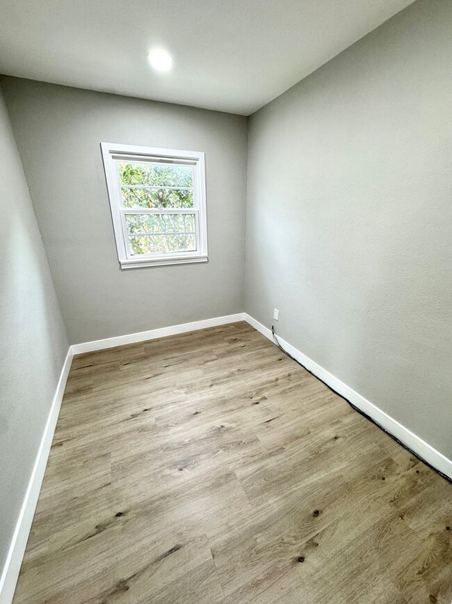 Building Photo - Charming 2 Bedroom Home Near Olivedale Par...