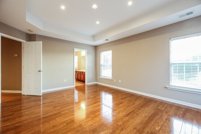 Building Photo - 400 Middleshare Dr