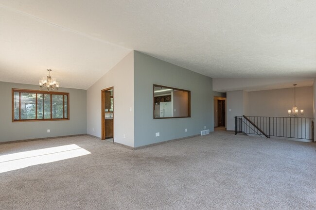 Building Photo - 3+ Bedroom, 3 Bath Available in quiet Spok...