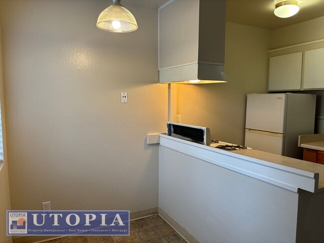 Building Photo - Ground Floor Studio, Near Boardwalk and Ma...