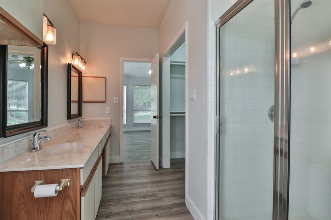Building Photo - 10910 Scenic Dr