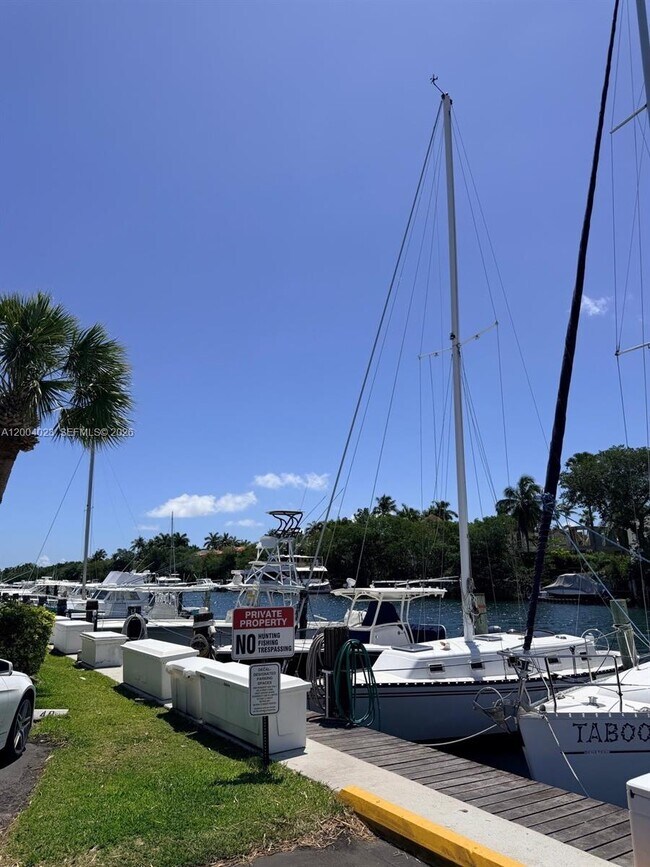 Building Photo - 100 Edgewater Dr