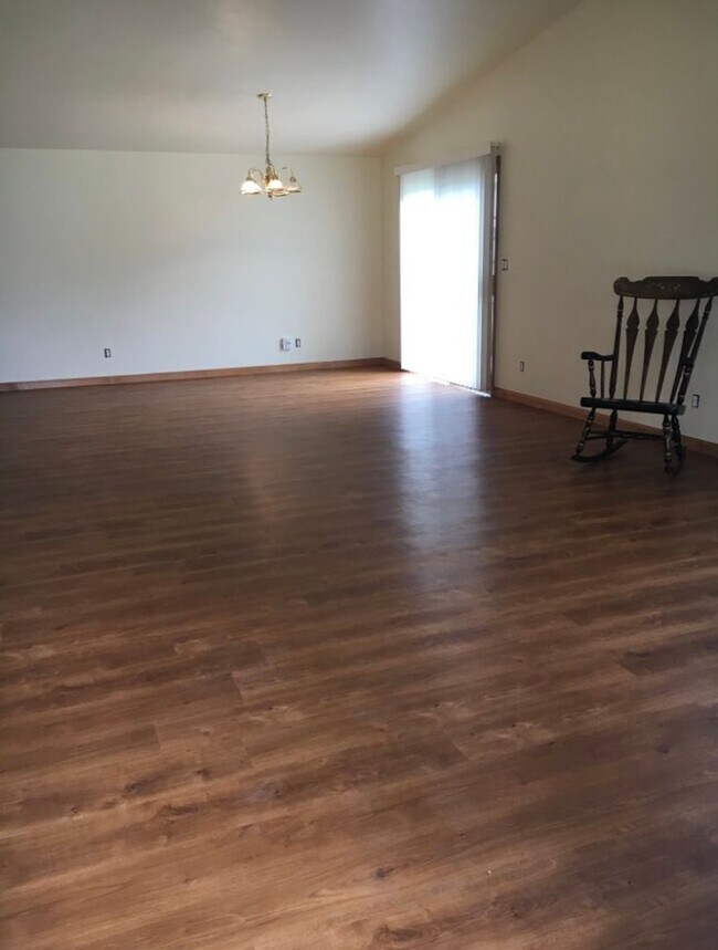 Building Photo - 3 Bed 2 Bath Duplex