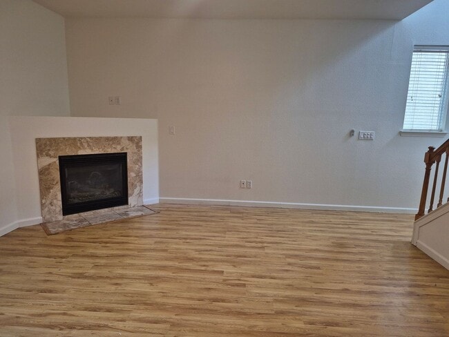 Building Photo - Beautiful 3 bedroom 2.5 bath in Folsom