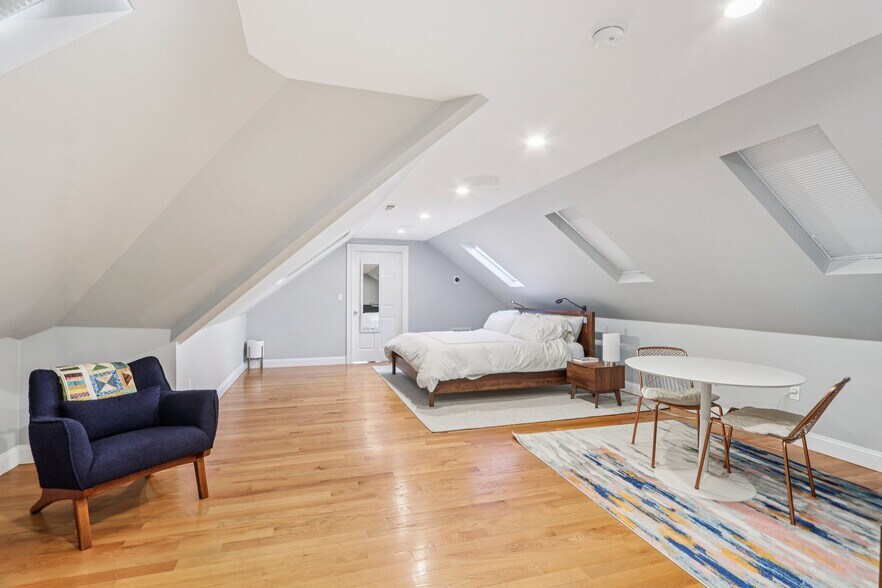 Building Photo - 424 Centre St