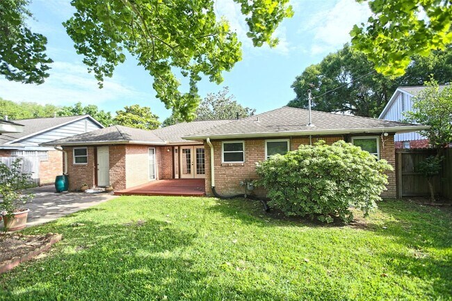 Building Photo - Wonderful mid century one story home, rece...