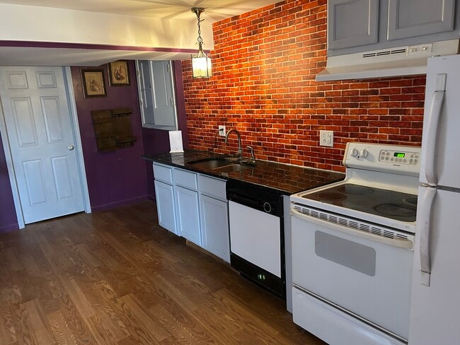 Building Photo - 9869 Silver Dr