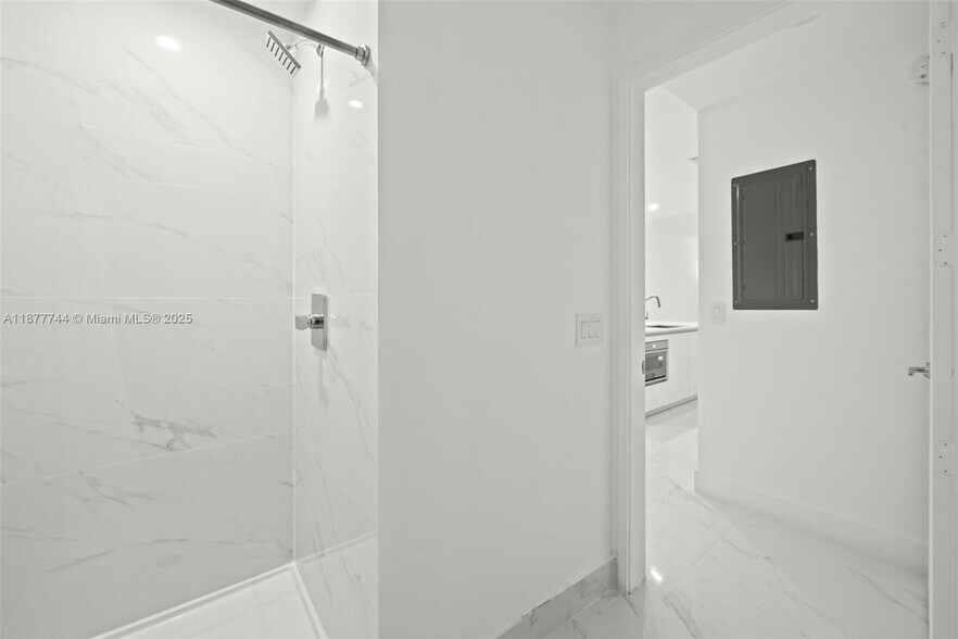 Building Photo - 700 NE 24th St