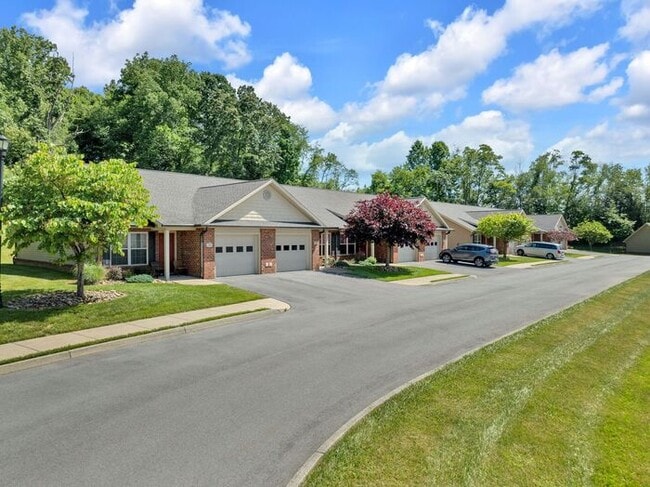 Building Photo - Hillrise Apartment 1 BR/1.5 Bath One Level with Attached Garage