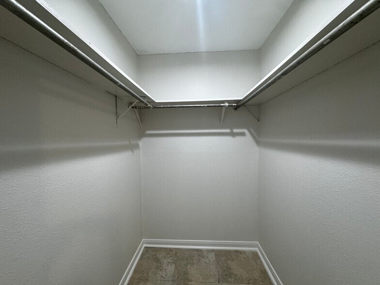 Building Photo - 937 E Monterey Ct