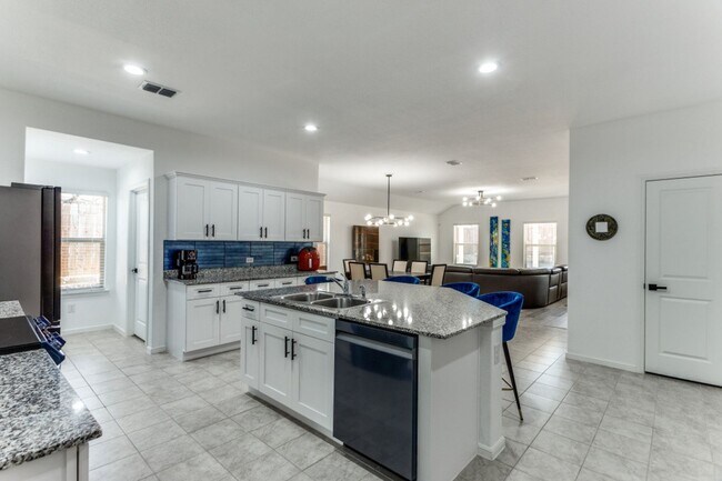 Building Photo - Contemporary in Cleburne!