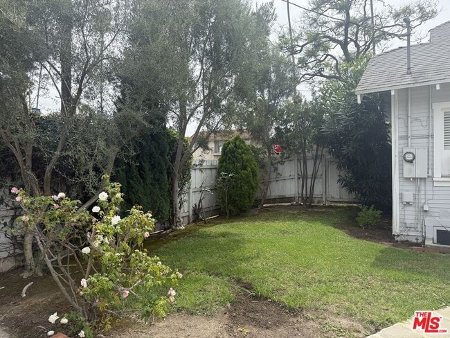 Building Photo - 1316 S Bundy Dr