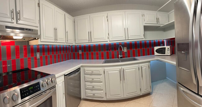 Building Photo - 6299 Bay Club Dr