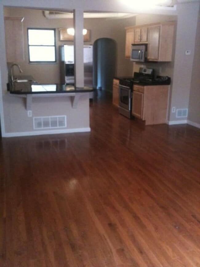 Building Photo - Beautifully Renovated Home in South Side Flats