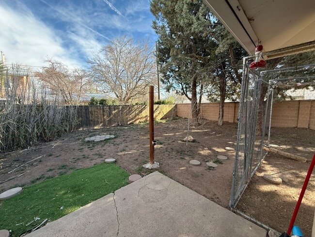 Building Photo - 2 Bedroom 1 Bathroom Townhouse in North Valley!  Refrigerated air! Ground Floor!