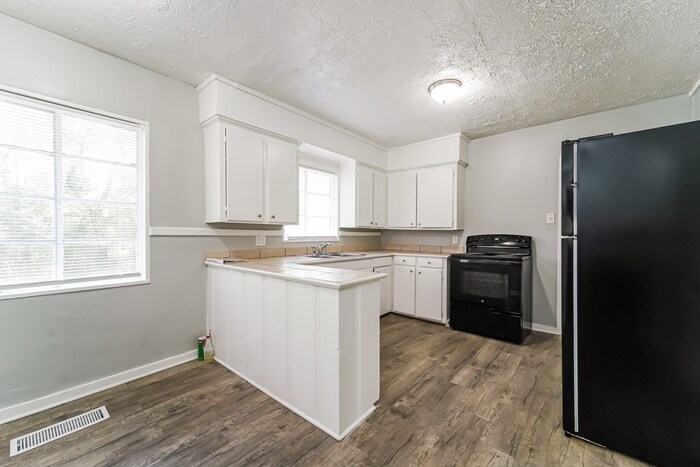 Building Photo - 3151 Shirley Dr