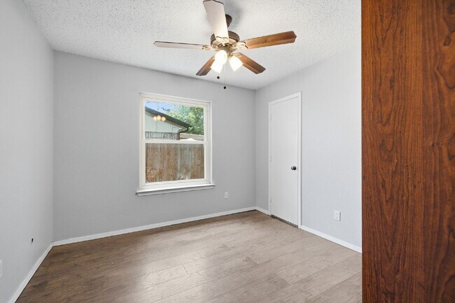 Building Photo - Charming 3 Bedroom Home near Schools and Rec Center
