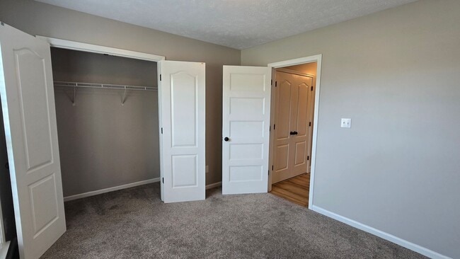 Building Photo - Beautiful home just minutes to Medina Middle School with Lawn care included
