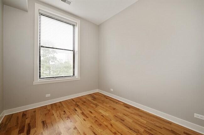 Building Photo - 751 W Buckingham Pl