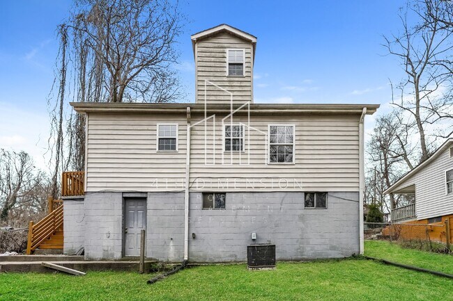 Building Photo - Charming 4-Bedroom Rental with Hardwood Fl...