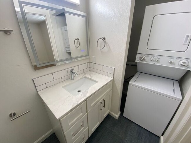 Building Photo - "TinyHouse" Apartment Downstairs - Washer/Dryer, Dishwasher, AC, Parking Space