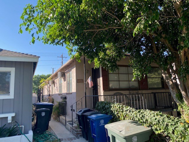 Primary Photo - 3108 W Victory Blvd