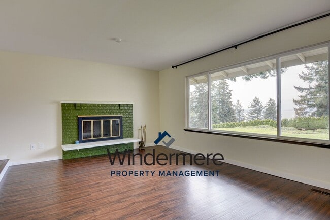 Building Photo - 3-bedroom, 2.5-bathroom With Private Beach Access