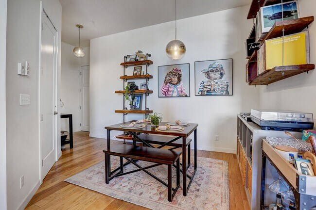 Building Photo - 2 bedroom 2 bath Penthouse apartment in Wa...