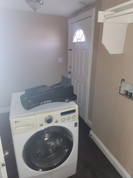 Building Photo - 1017 E Wells Ave