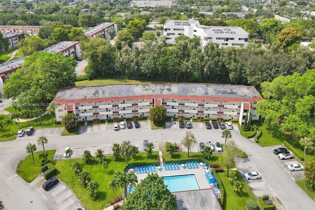Building Photo - 9410 N Hollybrook Lake Dr