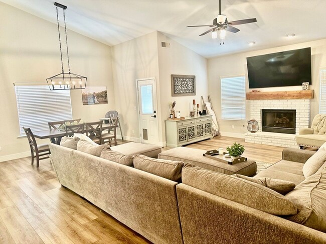 Building Photo - Updated North Fresno 3/2