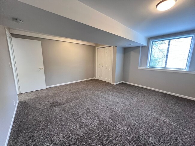 Building Photo - Four Bedroom Large Duplex in Kentwood Scho...