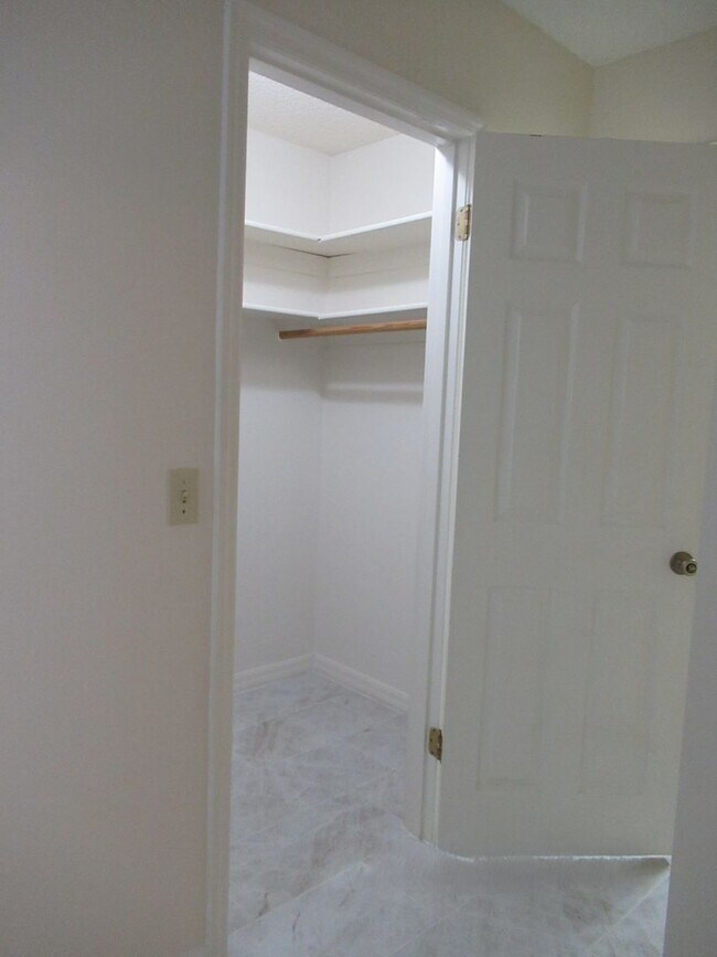 Building Photo - 127 Sunnyside Dr