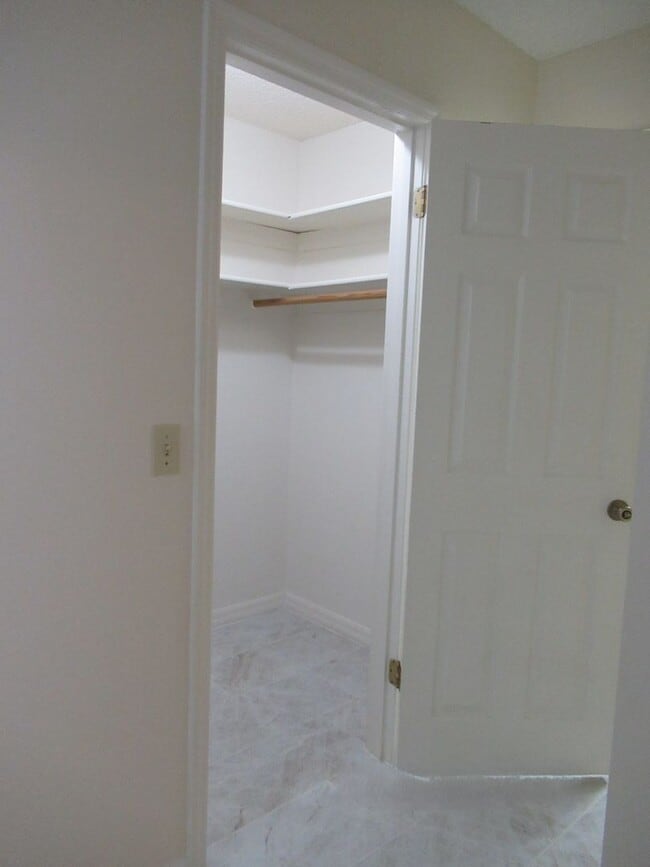 Building Photo - 2br/2ba Duplex with Lakeview