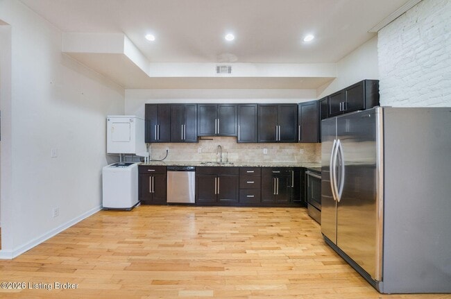 Building Photo - 1104 E St Catherine St