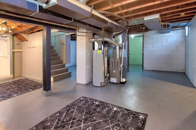 Building Photo - 3 Bedroom Home On Holland's North Side