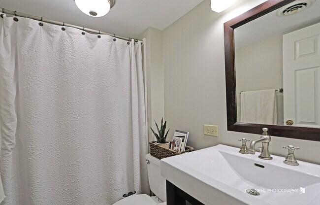 Building Photo - 15417 W Fair Ln