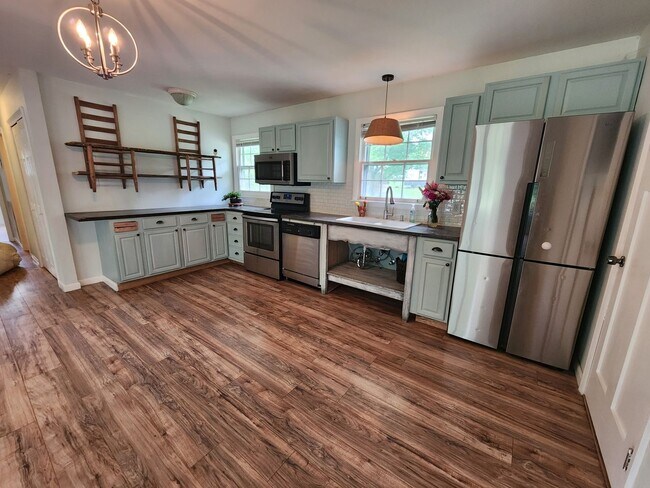 Building Photo - Remodeled home just two minutes from Spring Hill's Main Street!