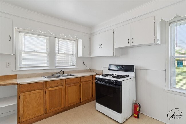 Building Photo - 3 bedroom bungalow $1300